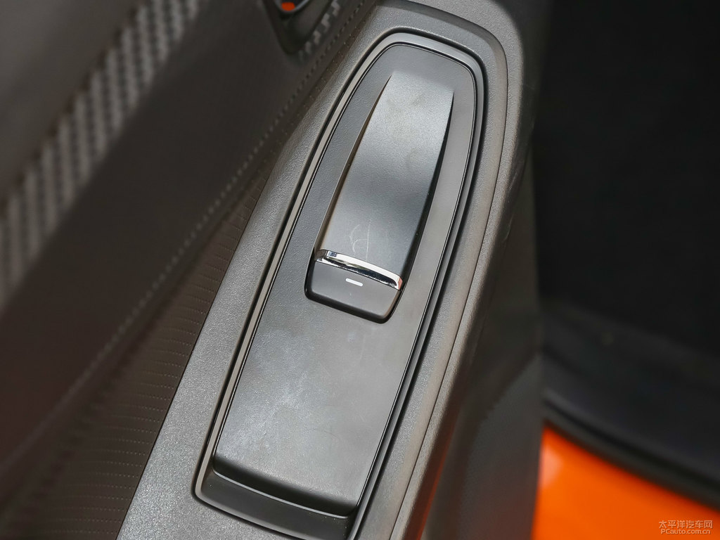 動感陽光橙斯巴魯XV車廂內飾圖片