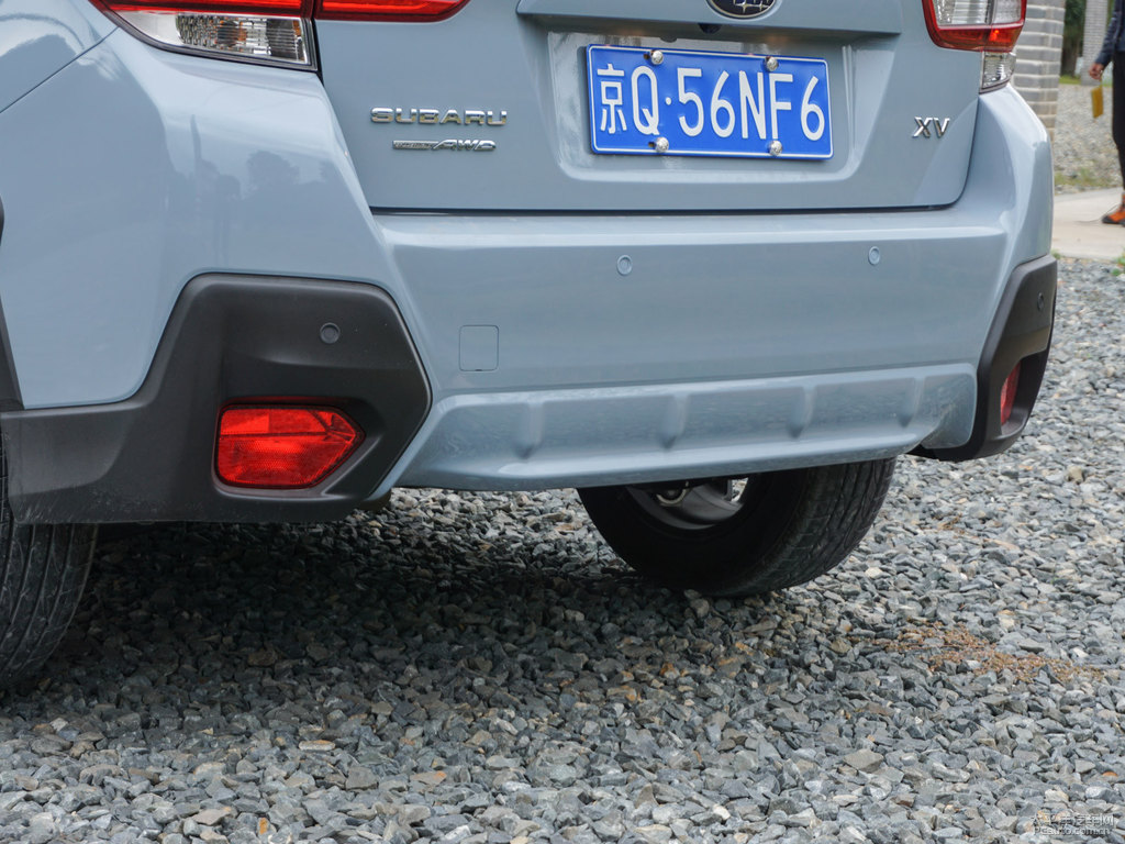 冰光卡其灰斯巴魯XV車尾外觀圖片