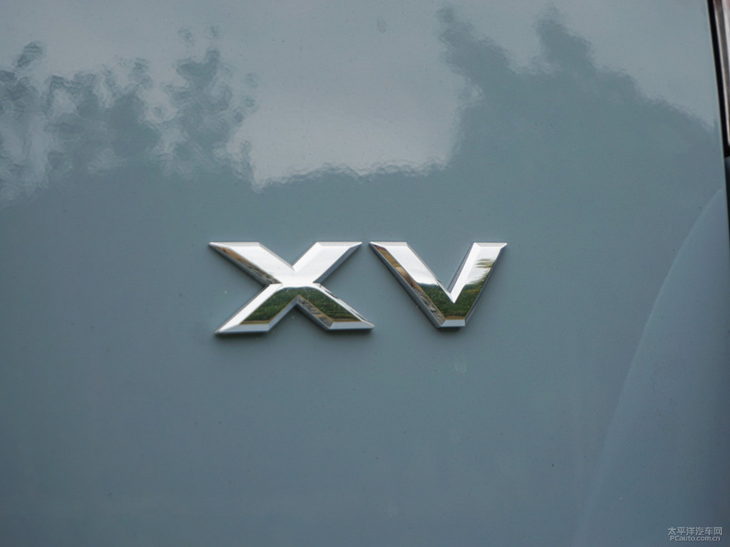 冰光卡其灰斯巴魯XV車尾外觀圖片
