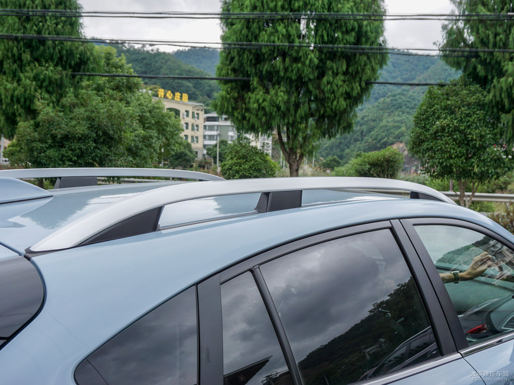 冰光卡其灰斯巴魯XV車身外觀圖片