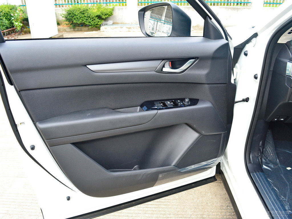 珠光白馬自達(dá)CX-5車廂內(nèi)飾圖片