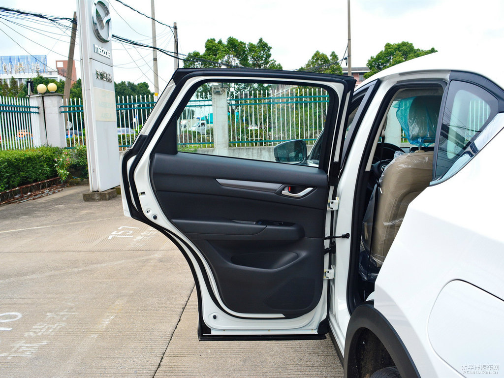 珠光白馬自達(dá)CX-5車廂內(nèi)飾圖片