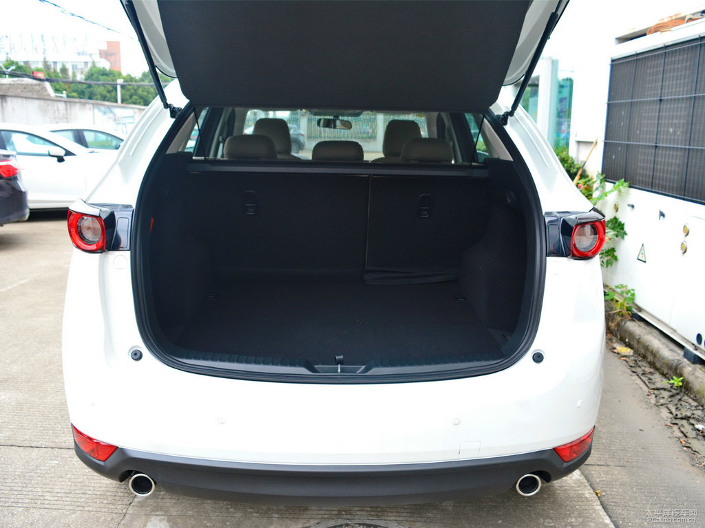 珠光白馬自達(dá)CX-5后備廂空間圖片