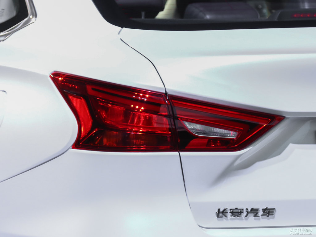 睿騁CC車尾外觀圖片