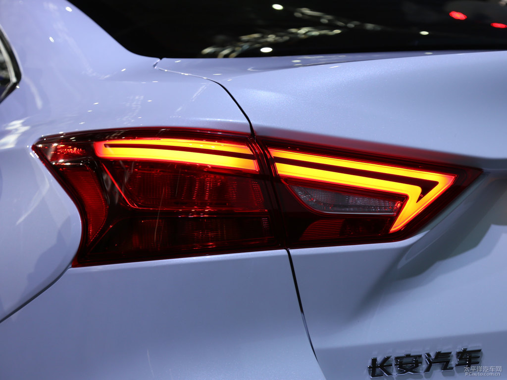 睿騁CC車尾外觀圖片
