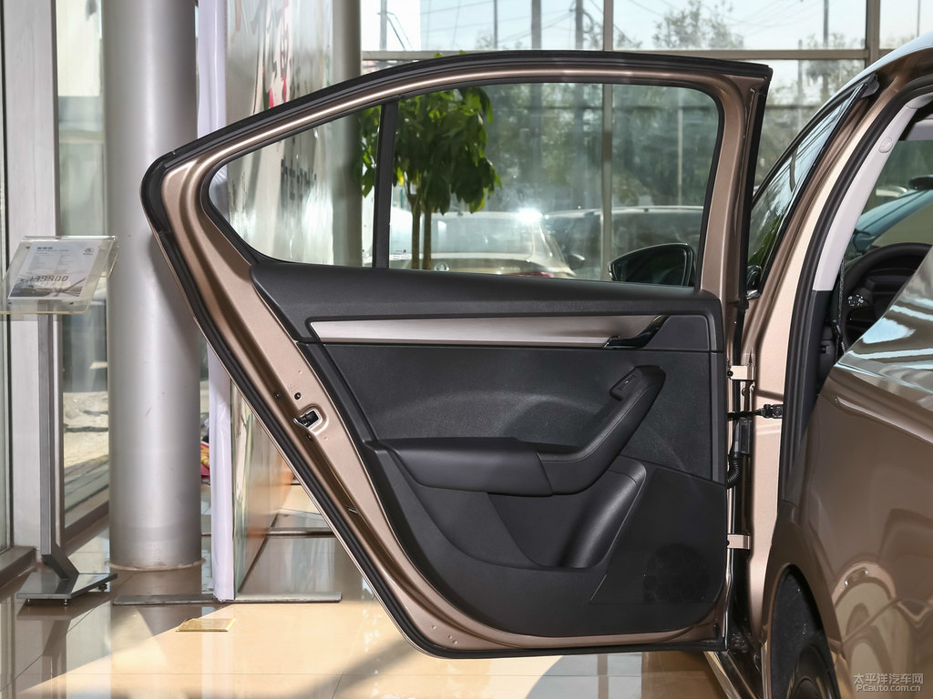 鉑光金明銳車廂內(nèi)飾圖片
