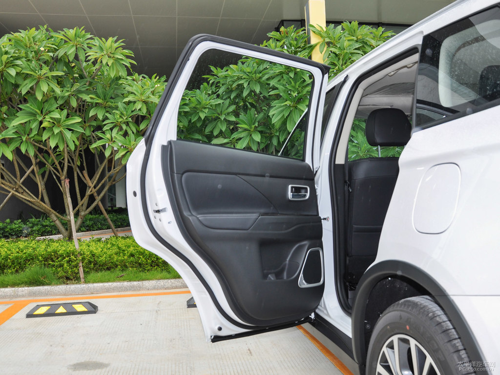 珍珠白歐藍(lán)德車廂內(nèi)飾圖片