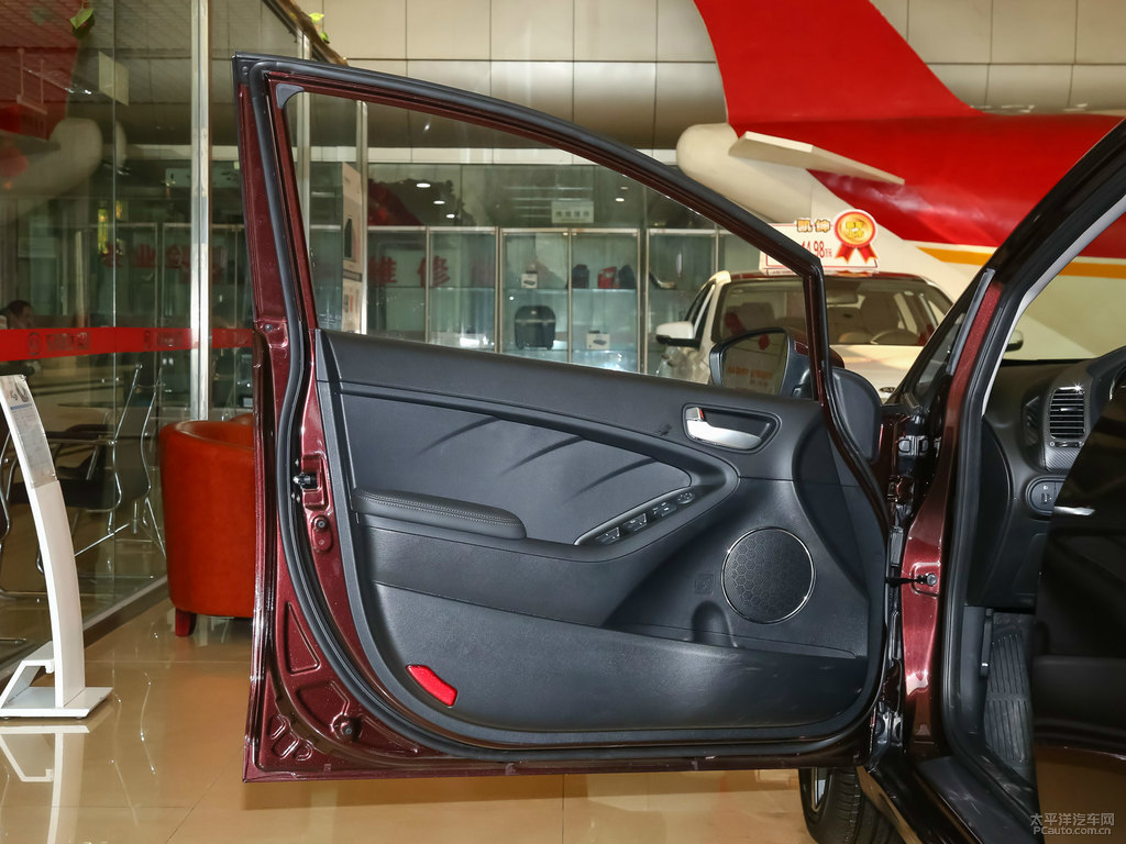 暗櫻紅起亞K3車(chē)廂內(nèi)飾圖片