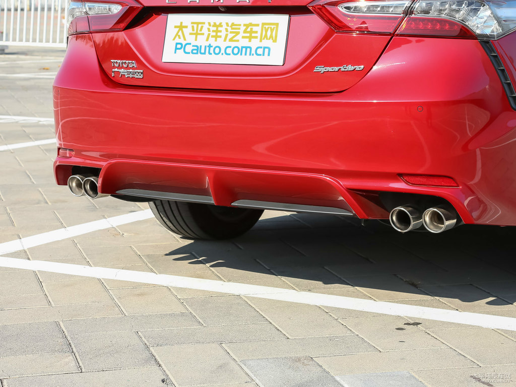珊瑚紅黑雙色凱美瑞車尾外觀圖片