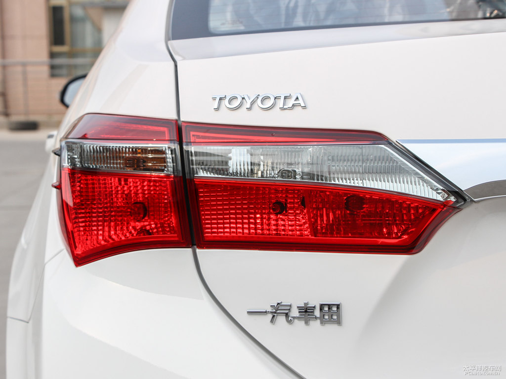 超級白色卡羅拉車尾外觀圖片