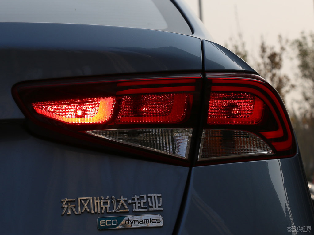 天青藍福瑞迪車尾外觀圖片