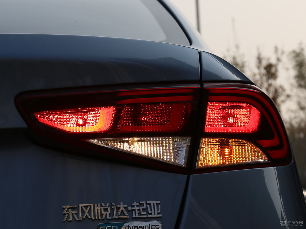 天青藍福瑞迪車尾外觀圖片