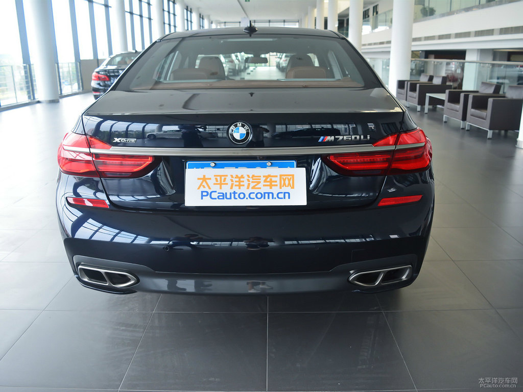 黑色寶馬7系車尾外觀圖片