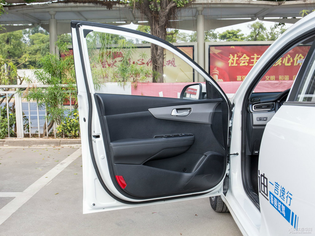 透明白福瑞迪車廂內(nèi)飾圖片