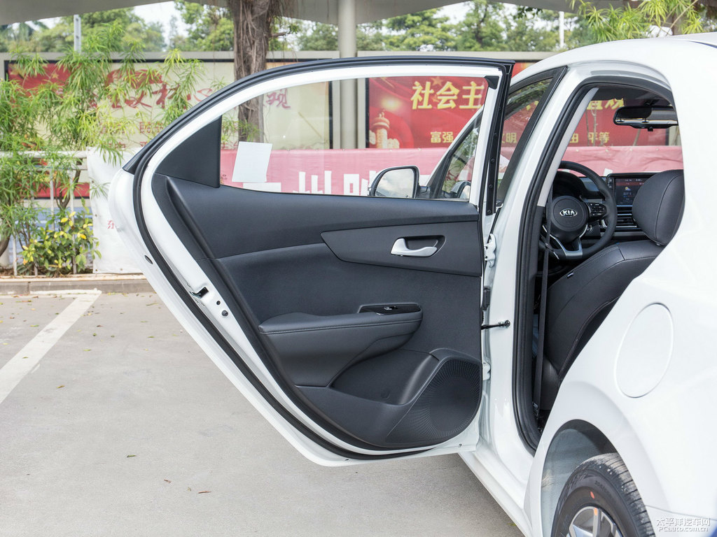 透明白福瑞迪車(chē)廂內(nèi)飾圖片