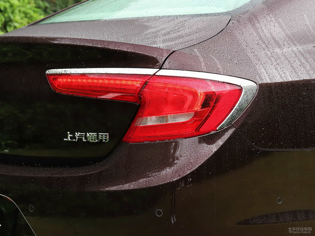 伯爵紫君越車尾外觀圖片