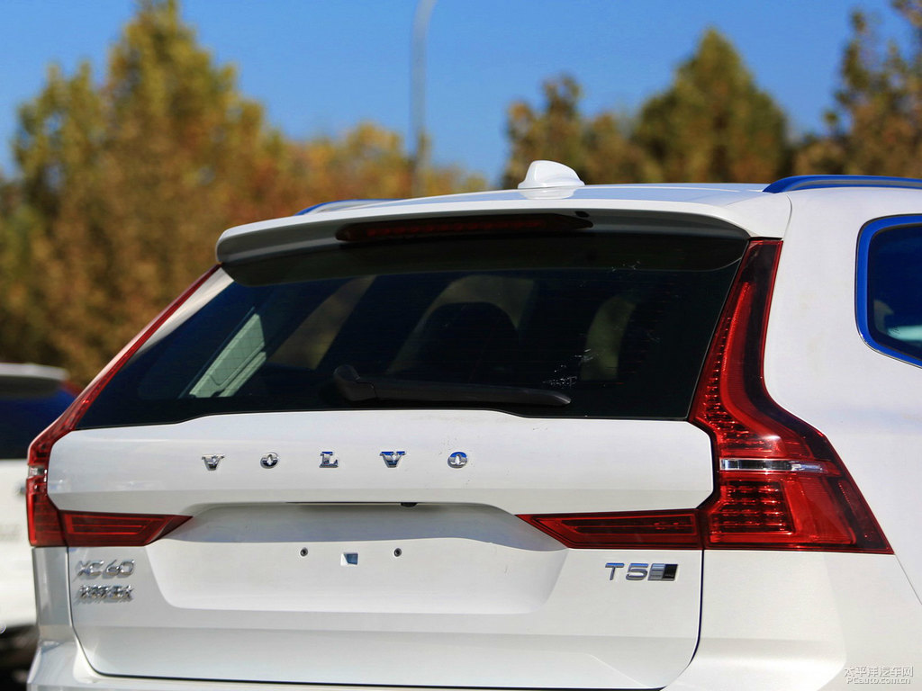 水晶白沃爾沃XC60車尾外觀圖片