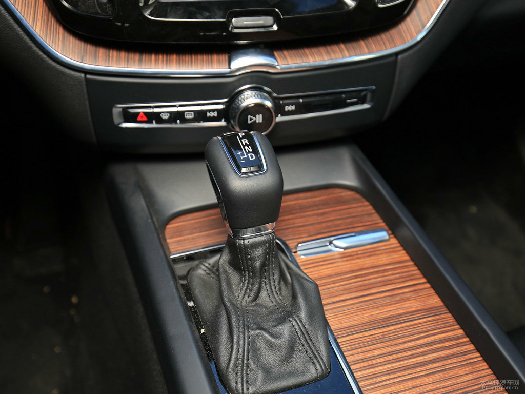 水晶白沃爾沃XC60中控內(nèi)飾圖片