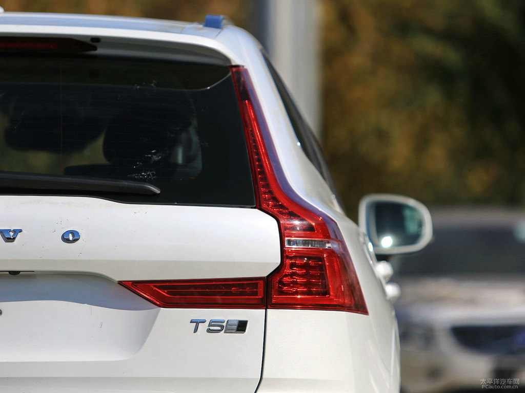 水晶白沃爾沃XC60車尾外觀圖片