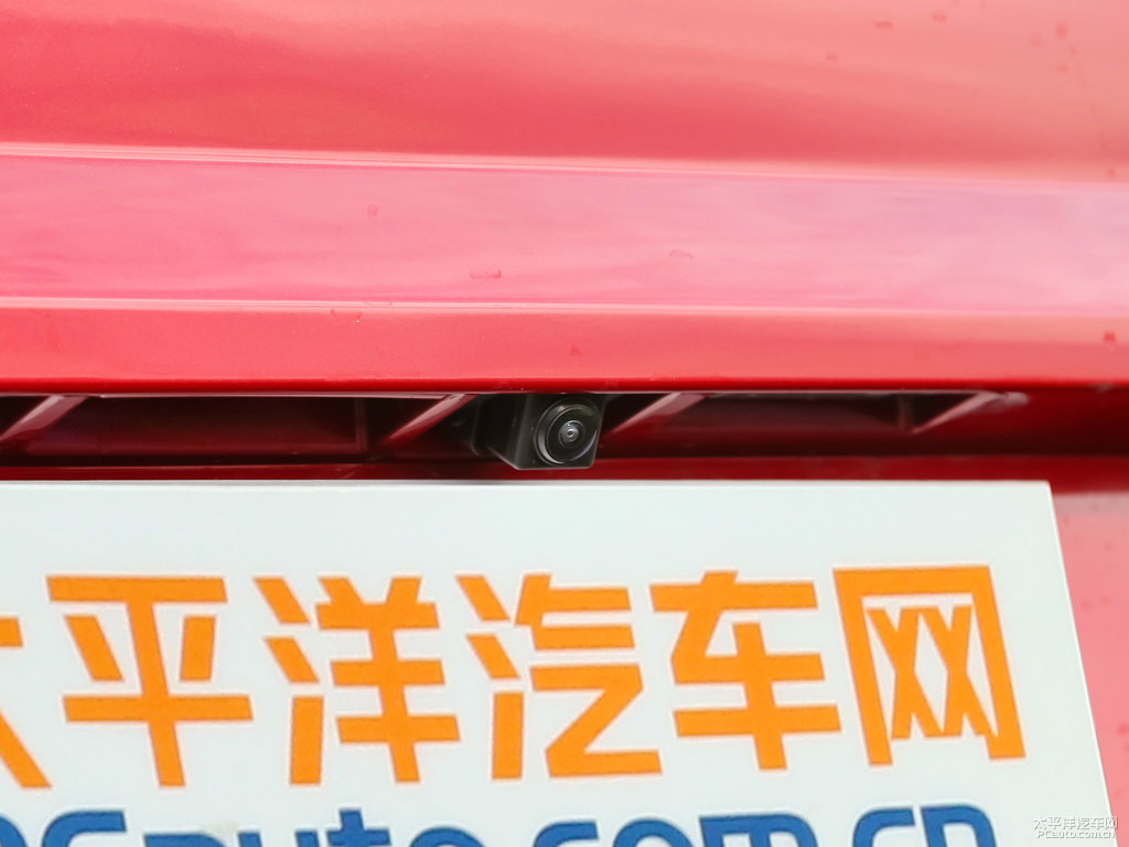 中國(guó)紅陸風(fēng)X7車(chē)尾外觀(guān)圖片