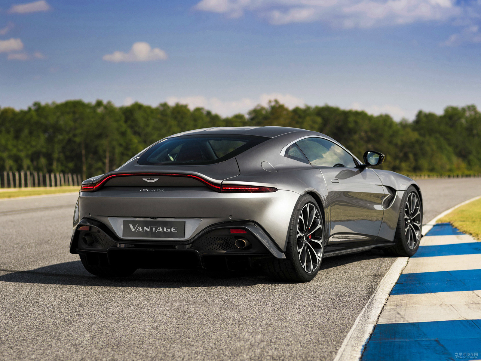 阿斯顿马丁v8vantage(阿斯顿马丁v8vanquish)