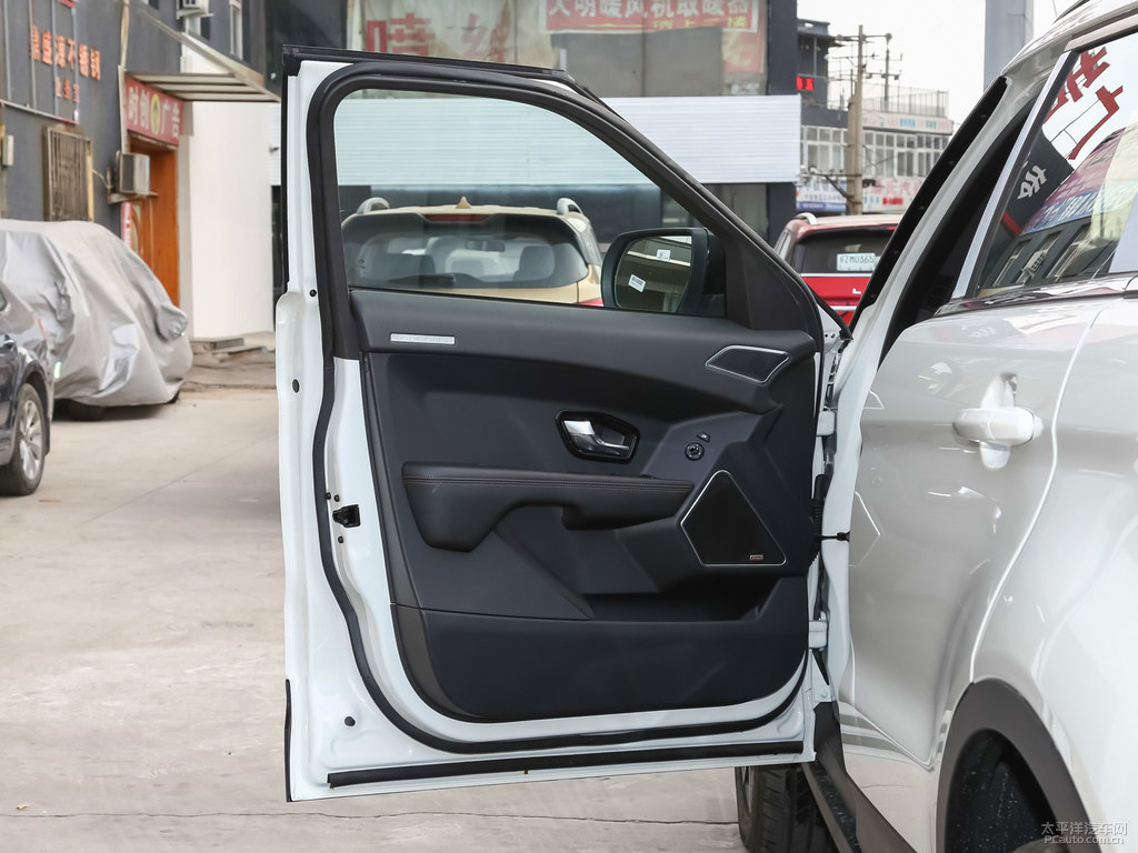 昆侖白陸風X7車廂內飾圖片