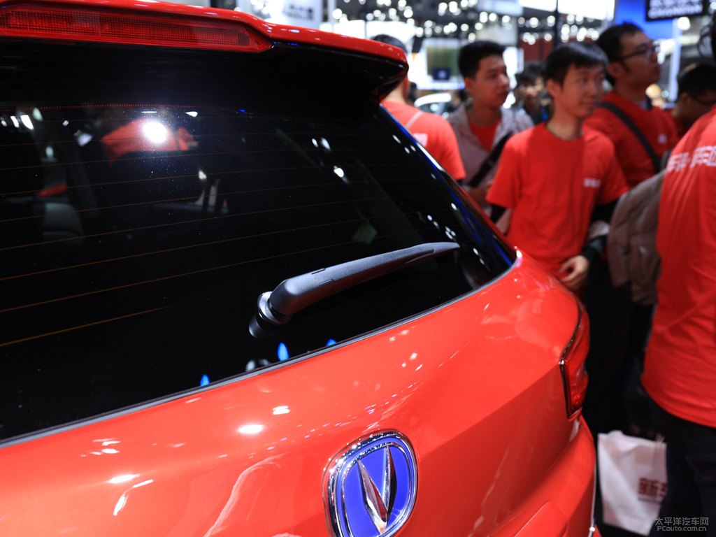 炫動(dòng)紅長(zhǎng)安CS55車尾外觀圖片
