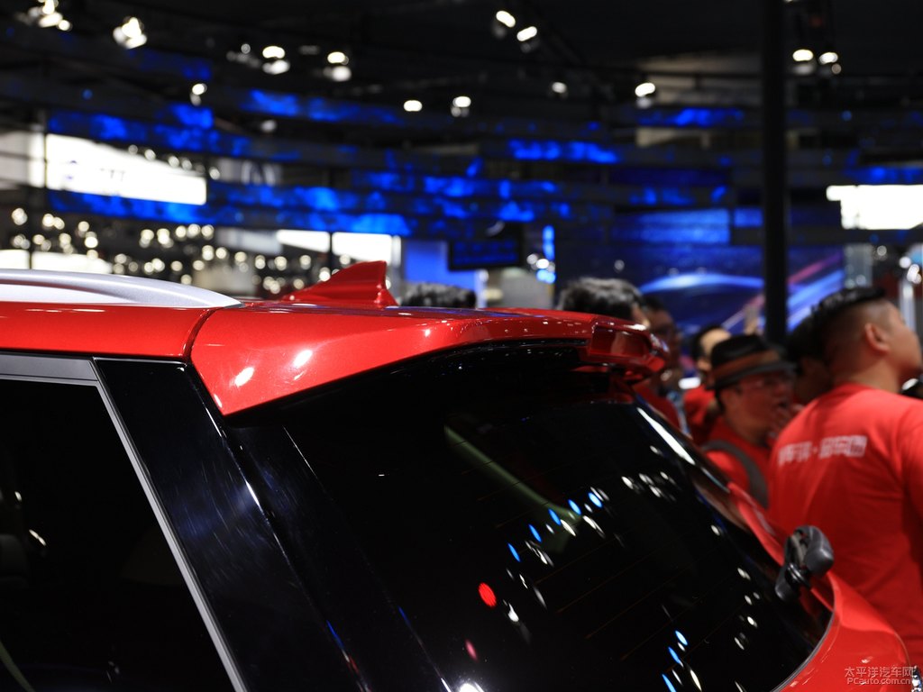 炫動(dòng)紅長(zhǎng)安CS55車尾外觀圖片