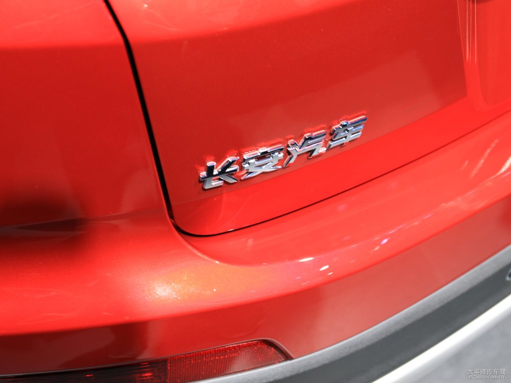 炫動(dòng)紅長(zhǎng)安CS55車尾外觀圖片