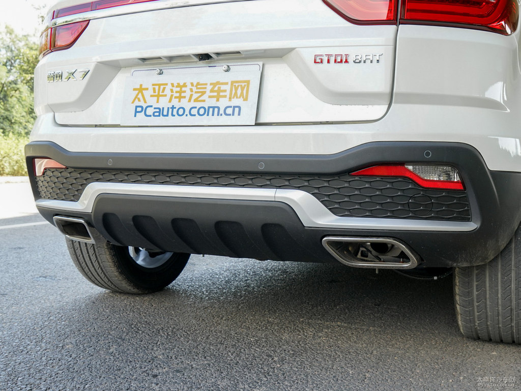 昆侖白陸風(fēng)X7車尾外觀圖片