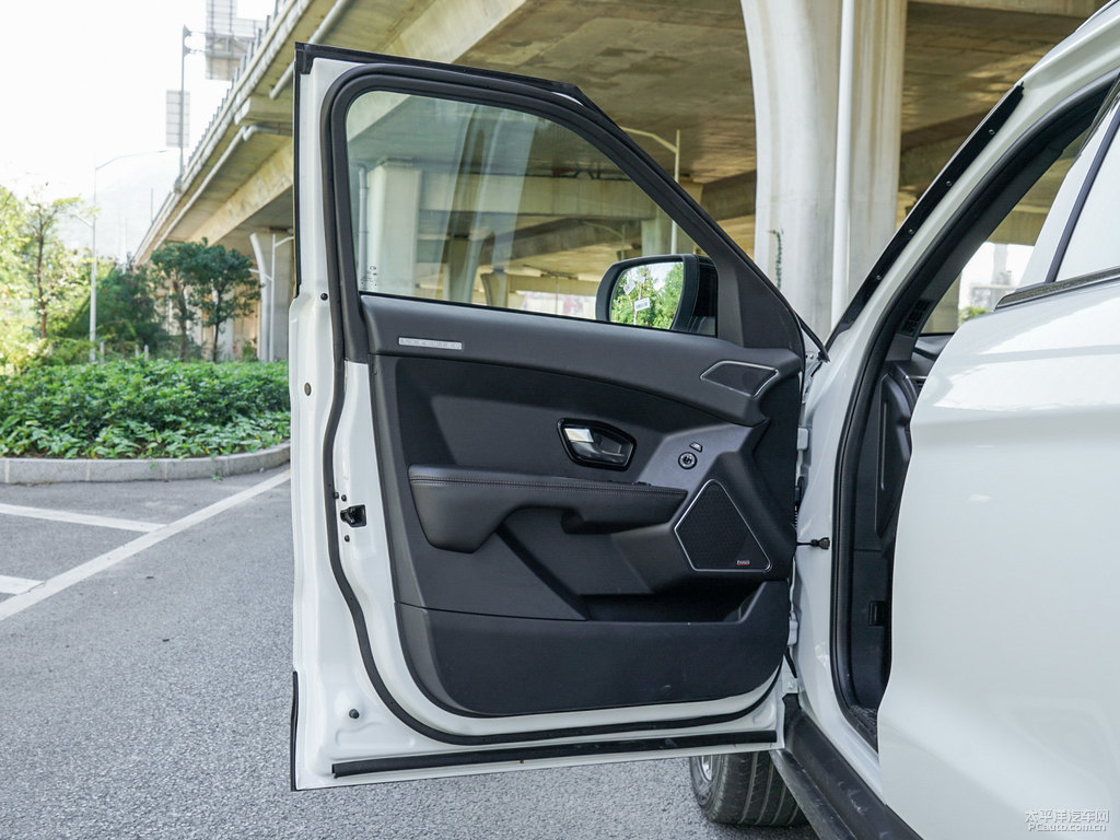 昆侖白陸風(fēng)X7車廂內(nèi)飾圖片
