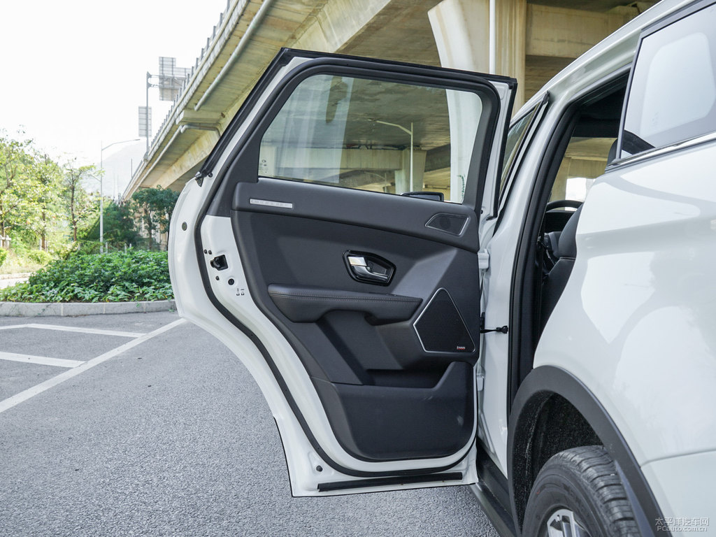 昆侖白陸風(fēng)X7車廂內(nèi)飾圖片