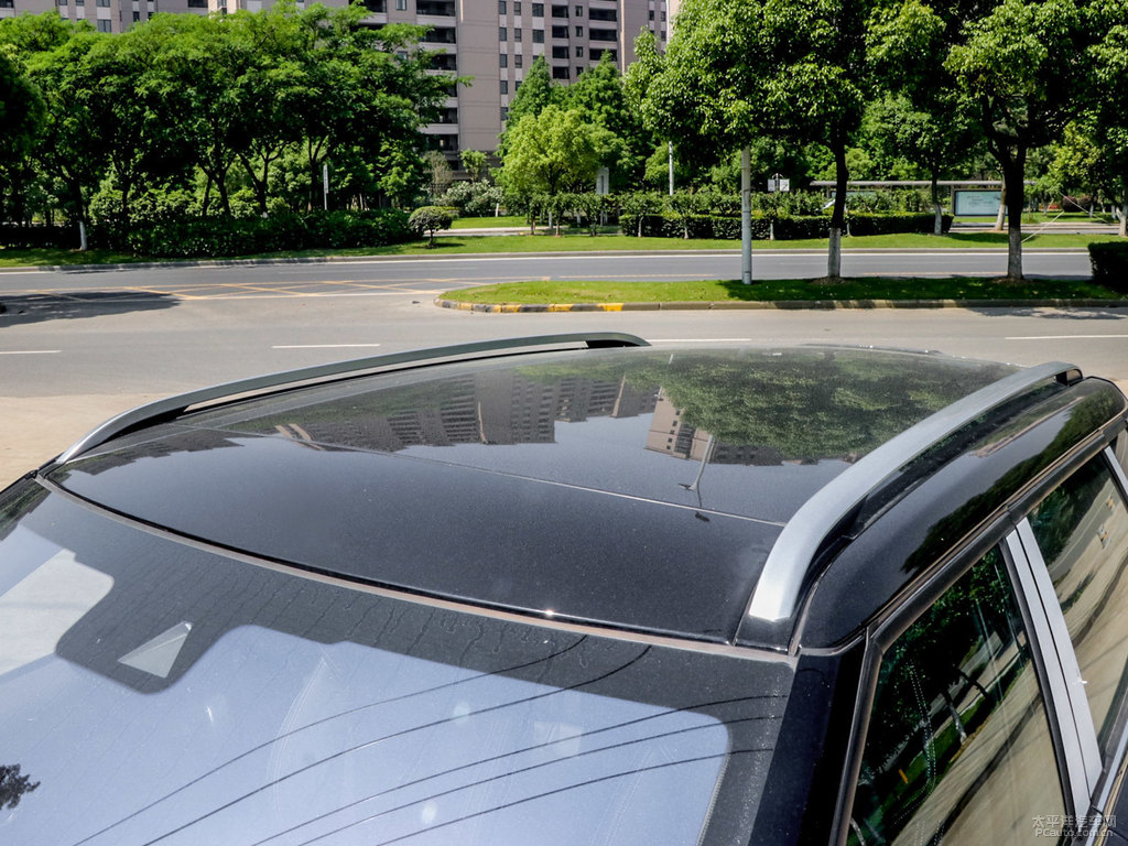 昆侖白陸風X7車身外觀圖片
