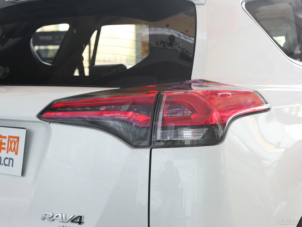 珍珠白RAV4榮放車尾外觀圖片