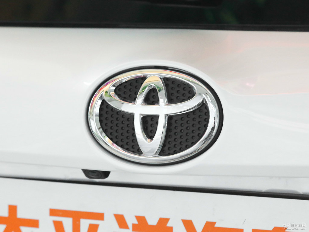 珍珠白RAV4榮放車尾外觀圖片