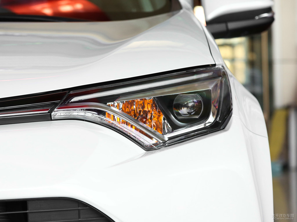 珍珠白RAV4榮放車頭外觀圖片
