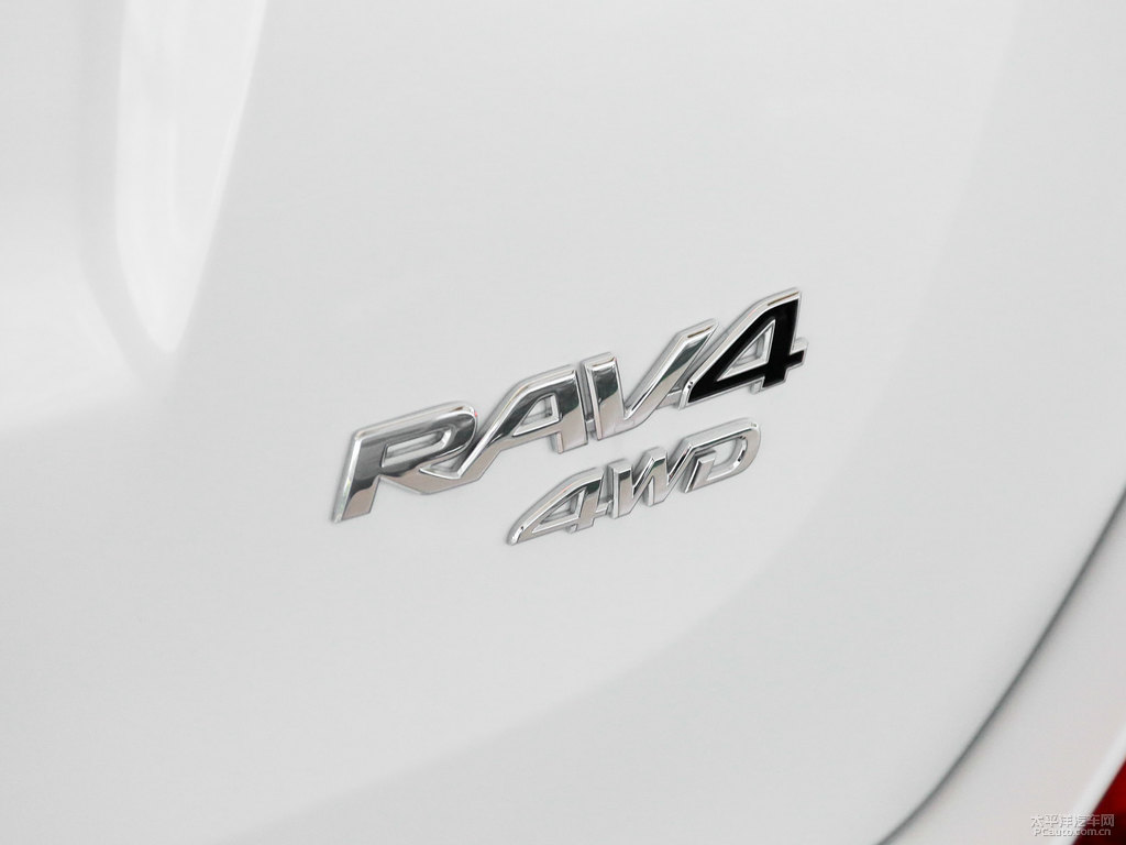 珍珠白RAV4榮放車尾外觀圖片