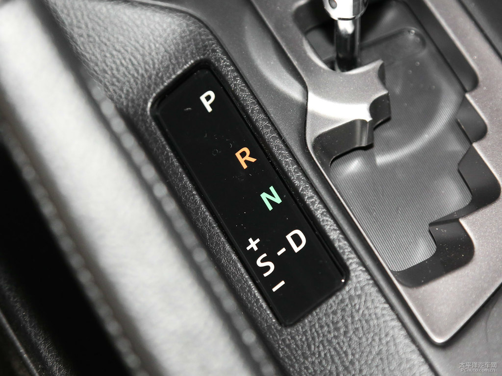珍珠白RAV4榮放中控內(nèi)飾圖片