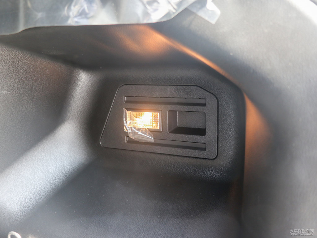 昆侖白陸風X7后備廂空間圖片