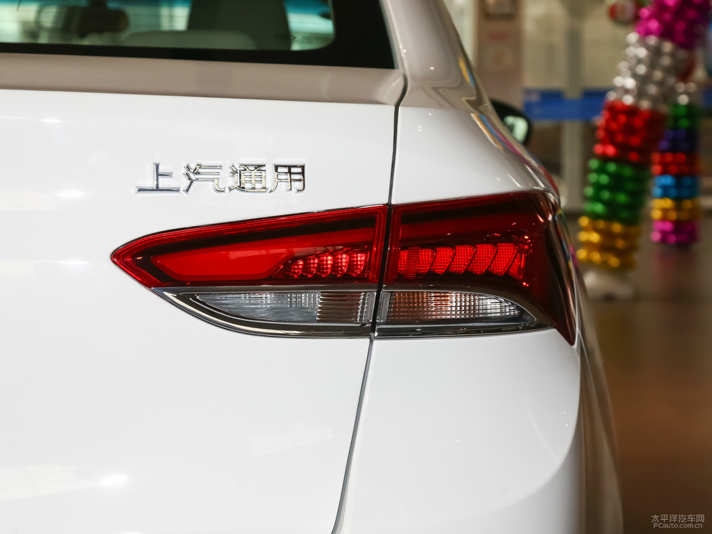 雪域白英朗車尾外觀圖片