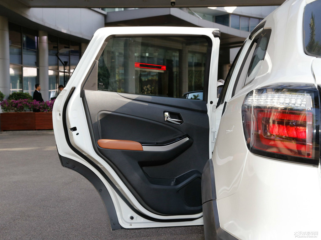 珠光白啟辰T70車(chē)廂內(nèi)飾圖片