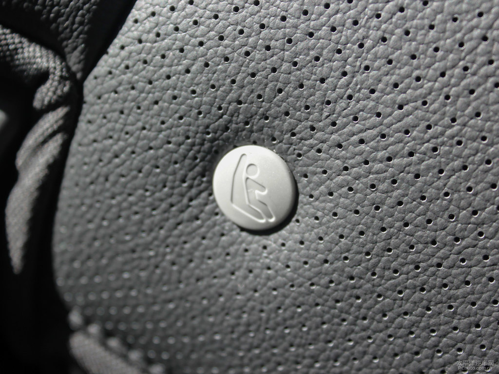典雅白榮威RX5座椅內(nèi)飾圖片