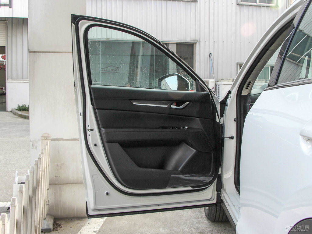 珠光白馬自達CX-5車廂內飾圖片