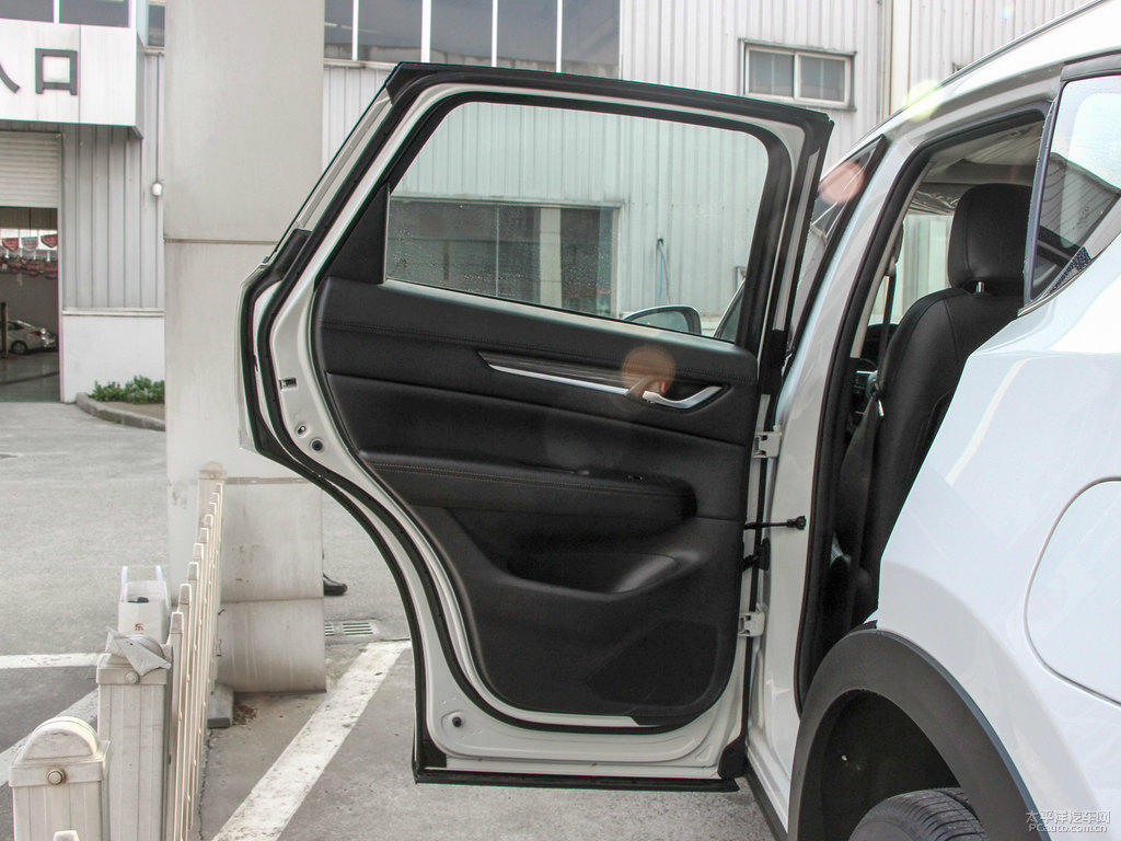 珠光白馬自達(dá)CX-5車廂內(nèi)飾圖片