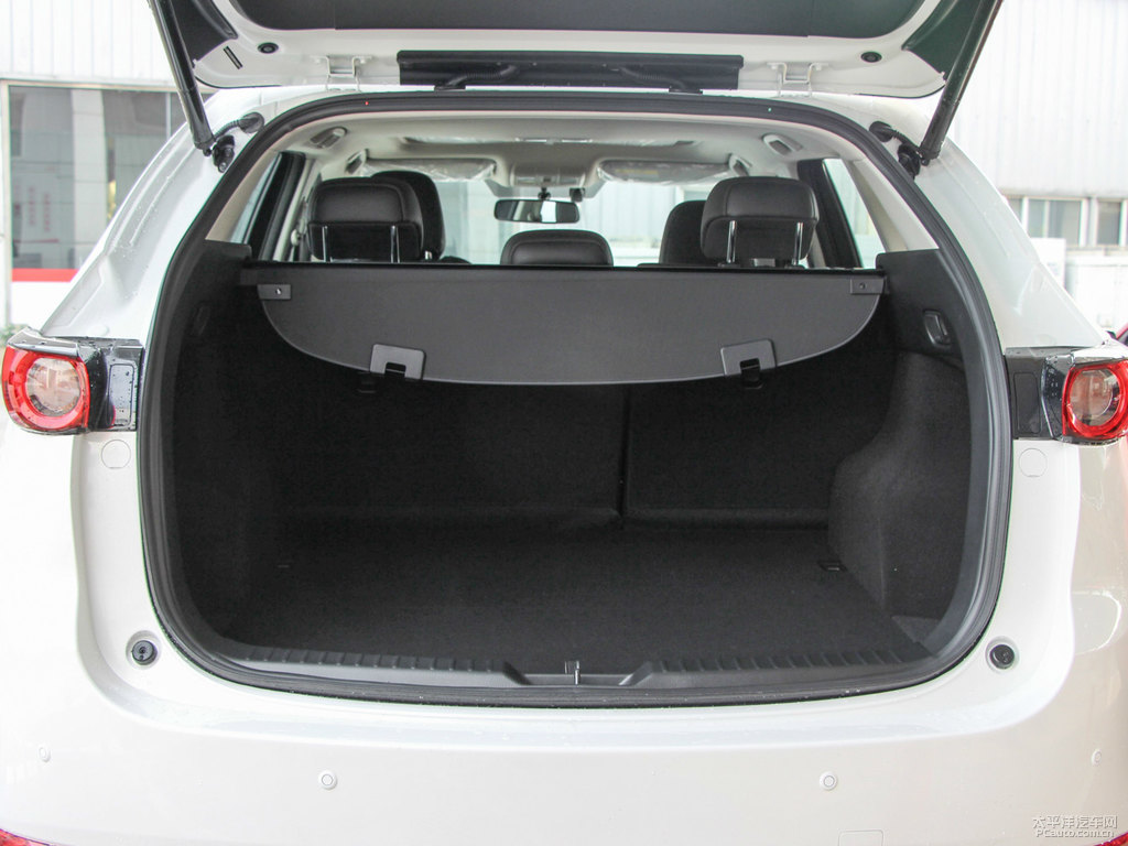 珠光白馬自達CX-5后備廂空間圖片