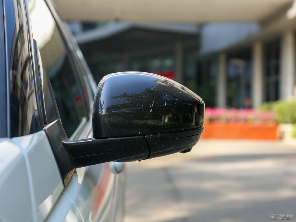富士白發(fā)現(xiàn)神行車身外觀圖片