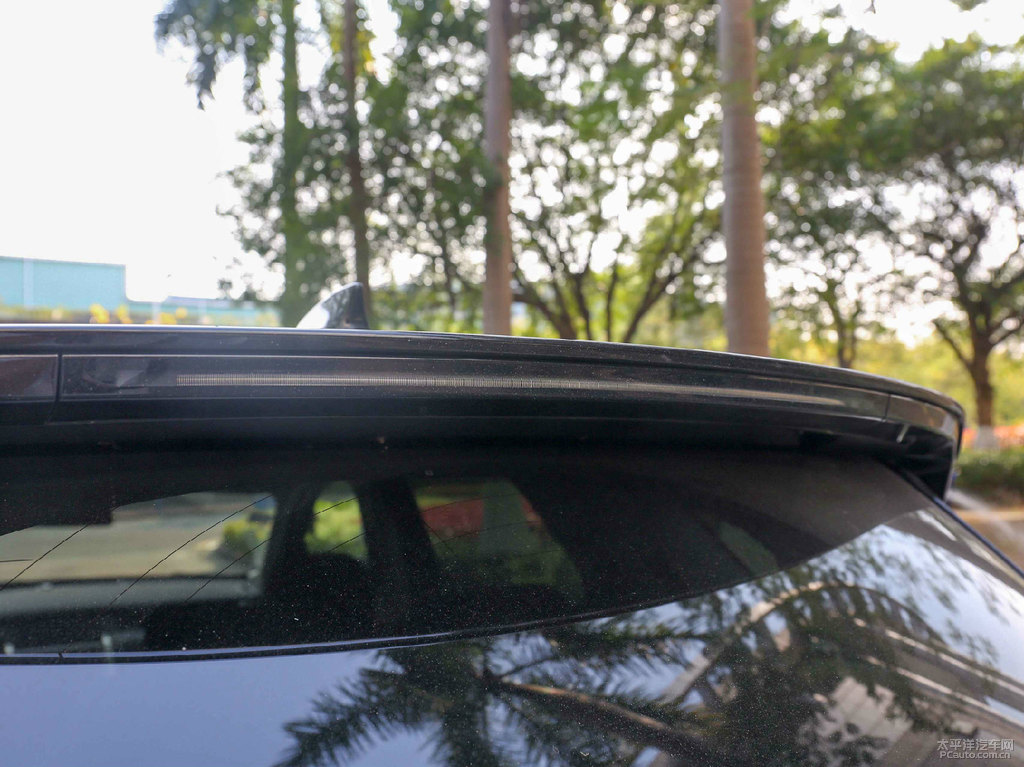 富士白發(fā)現(xiàn)神行車尾外觀圖片