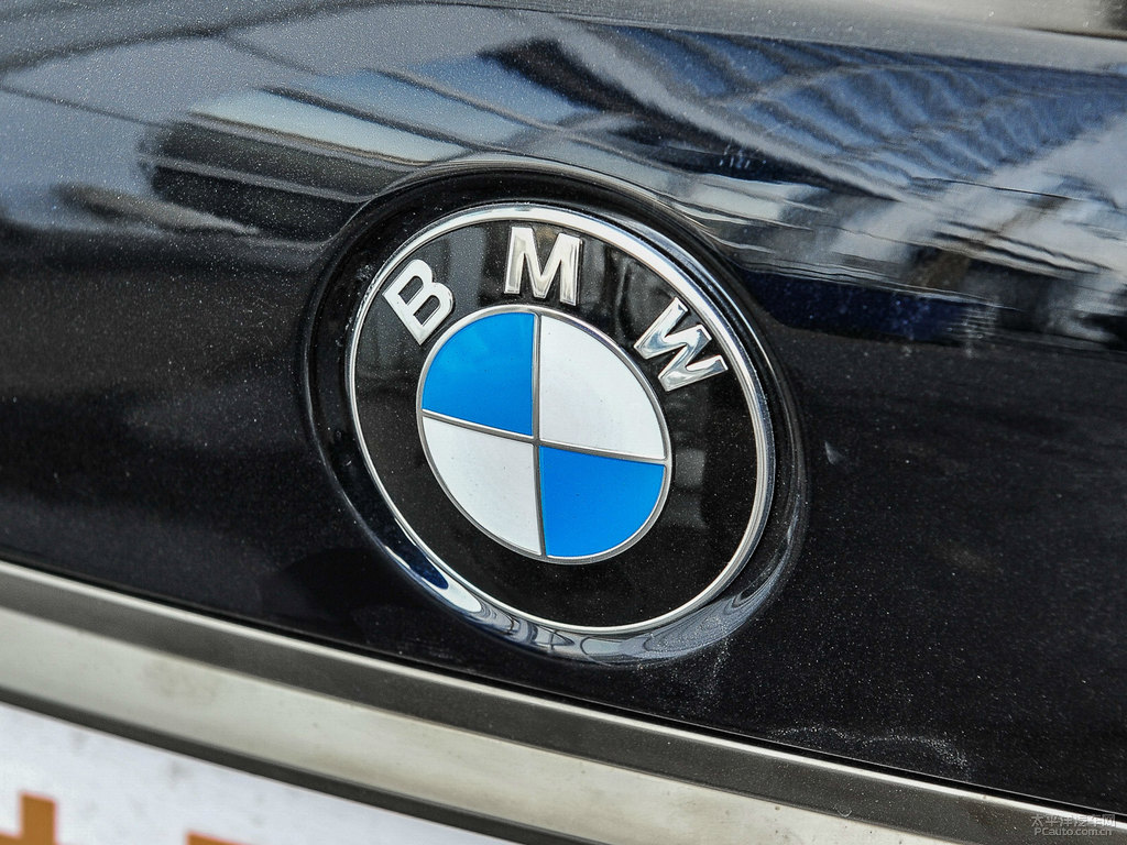 炭黑寶馬7系車尾外觀圖片