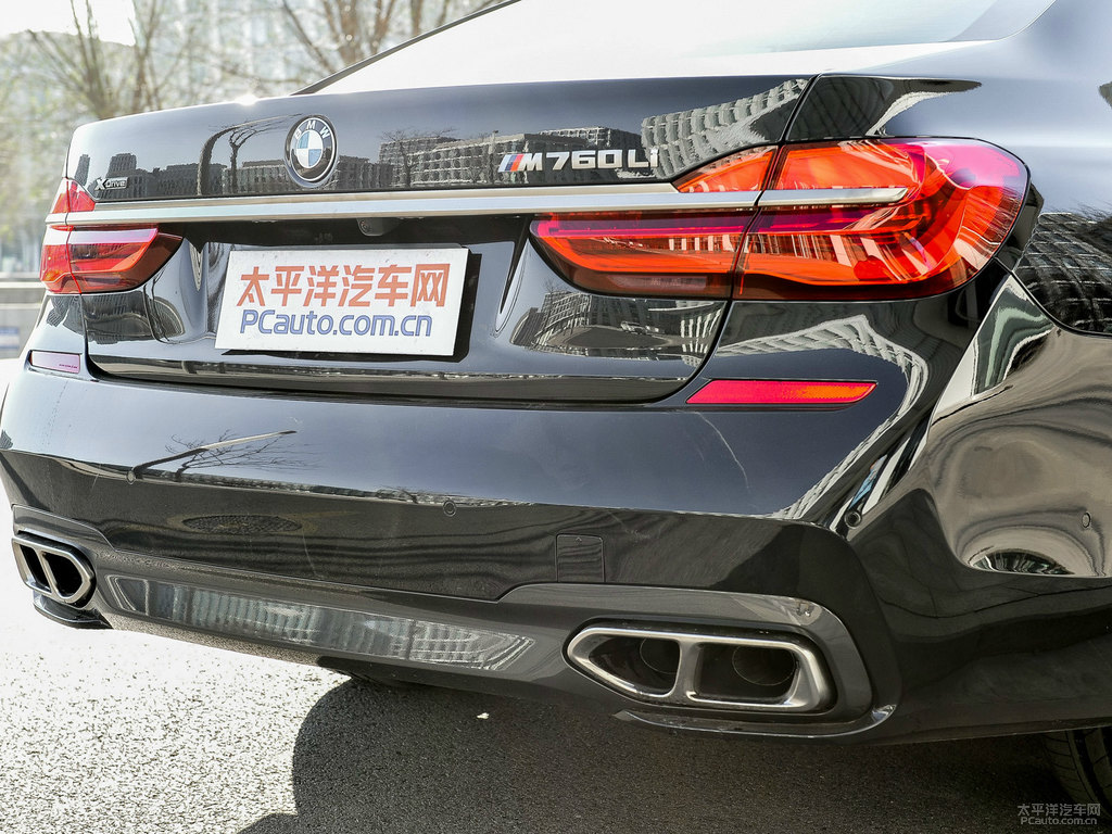 炭黑寶馬7系車尾外觀圖片