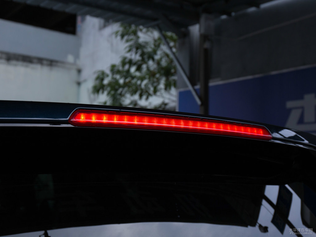 孔雀藍(lán)傳祺M8車(chē)尾外觀圖片